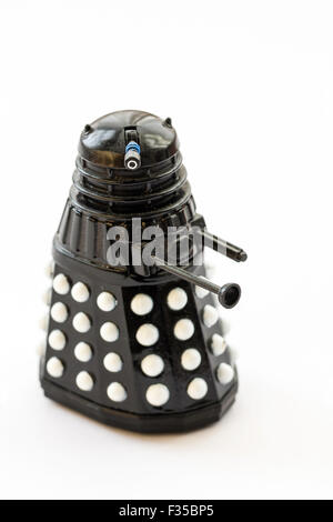 Dalek dalla BBC Dr Who serie TV. Famoso mostro di metallo. Giocattolo corgi, metallo Dalek con testa di tornitura. Il modello nero su sfondo bianco. Foto Stock