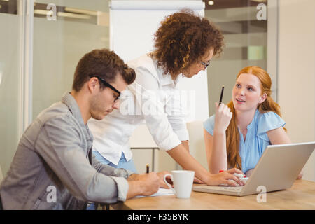 La gente di affari discutendo con laptop Foto Stock