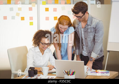 Imprenditrice sorridente con i colleghi Foto Stock