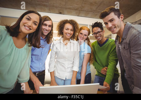 Ritratto di sorridere la gente di affari con computer portatile Foto Stock