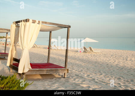 Divano letto sulla spiaggia di Grace Bay, Providenciales, Turks & Caicos Islands Foto Stock