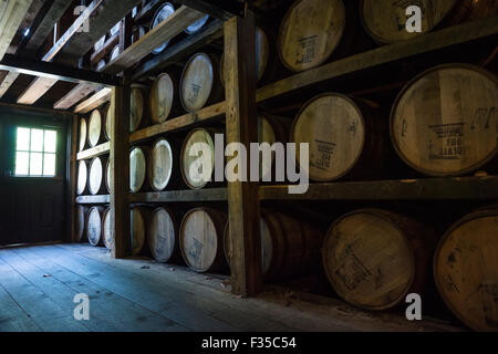 Botti di rovere impilato con invecchiamento a bourbon Maker's Mark distilleria di Borbone, Kentucky, Stati Uniti d'America Foto Stock