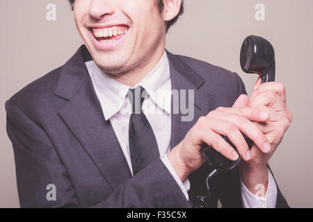 Felice giovane imprenditore è sul telefono Foto Stock