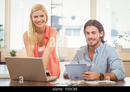 Fiducioso la gente di affari usando tecnologie Foto Stock