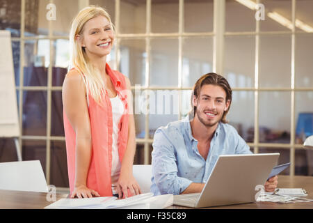 Elegante la gente di affari usando tecnologie Foto Stock