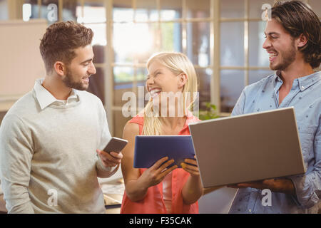 Happy business persone utilizzando le tecnologie Foto Stock