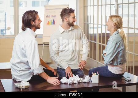 La gente di affari di parlare in sala riunioni Foto Stock