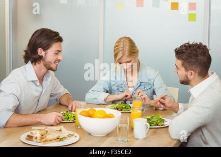La gente di affari a pranzo in ufficio Foto Stock