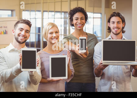 Ritratto di happy business i colleghi che mostra le tecnologie in ufficio Foto Stock