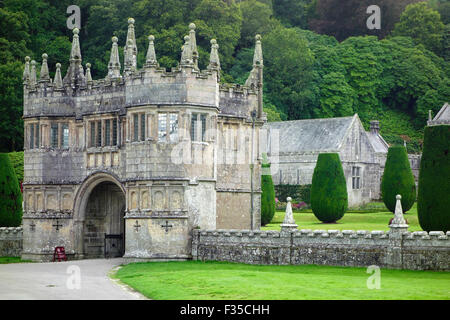 Gatehouse al Lanhydrock House, Cornwall, England, Regno Unito Foto Stock