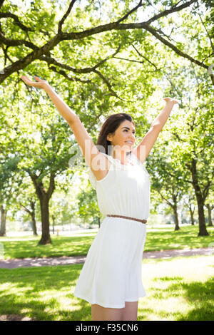 Donna sorridente con le braccia sollevate Foto Stock