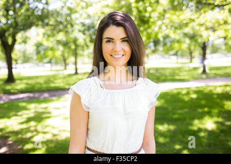 Ritratto di donna felice in abito bianco Foto Stock