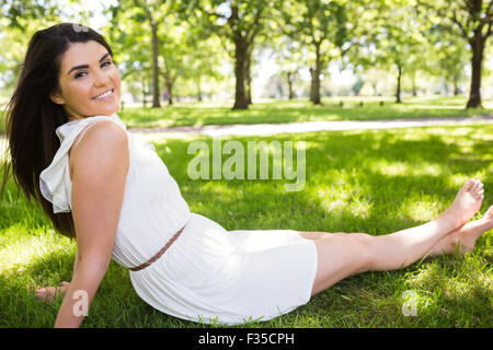 Ritratto vista laterale della femmina sul rilassante prateria Foto Stock