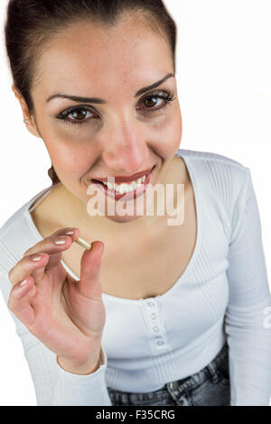Angolo alto ritratto di donna sorridente holding pillola Foto Stock