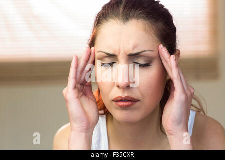 La donna che soffre di mal di testa Foto Stock