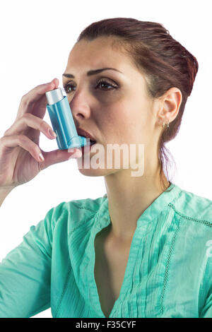 Donna che utilizza l'asma inalatore Foto Stock