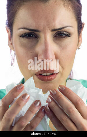 Close-up verticale di starnuti donna il trattenimento del tessuto Foto Stock