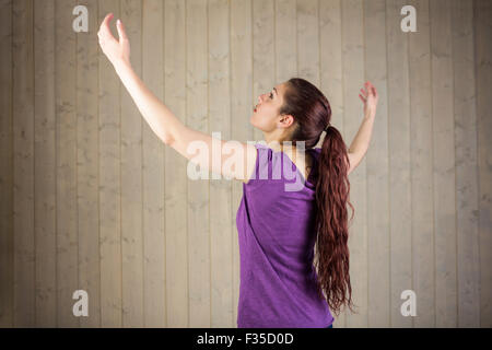 Donna con braccia alzate Foto Stock