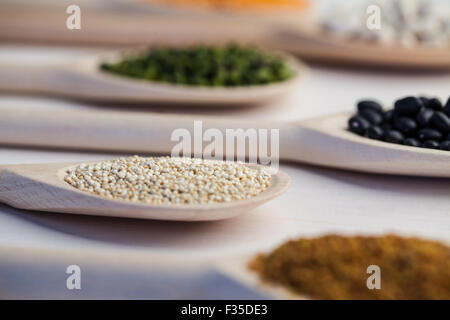 Cucchiai di legno di impulsi e semi Foto Stock