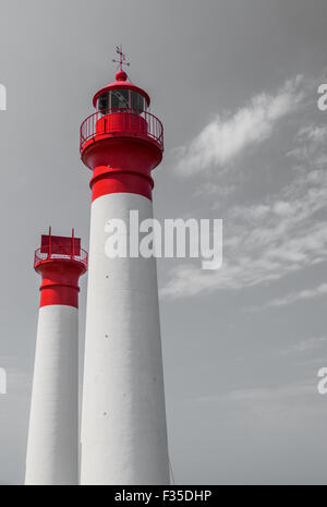 Due il bianco e il rosso dei fari isolato sul cielo grigio con le nuvole Foto Stock