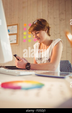 Imprenditrice informale con il suo smartphone Foto Stock