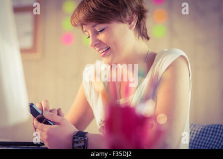 Imprenditrice informale con il suo smartphone Foto Stock