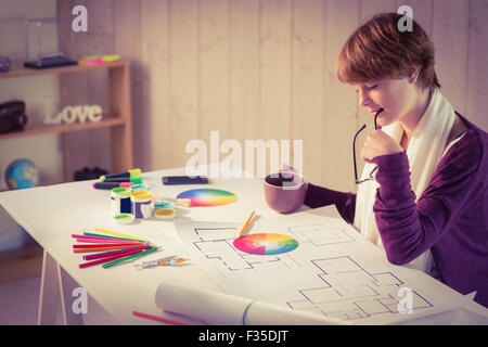 Graphic designer che lavora alla reception Foto Stock