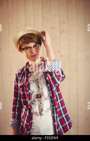 Attraente giovane donna tenendo il suo cappello Foto Stock