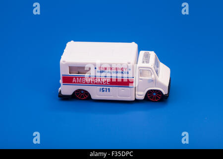 Toy ambulanza isolato su sfondo blu Foto Stock