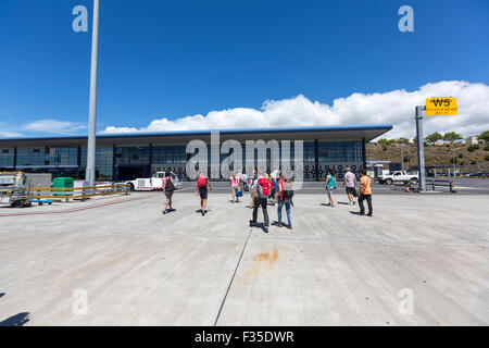 I turisti a piedi il terminal degli arrivi in João Paulo II Aeroporto, Ponta Delgada, isola Sao Miguel, Azzorre Foto Stock