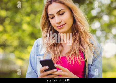 Donna sorridente con il telefono cellulare Foto Stock