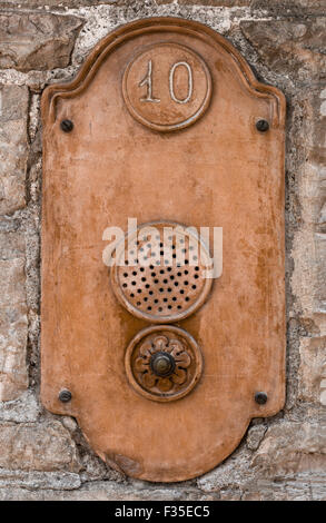 Vista frontale di un vecchio citofono situato in un muro di mattoni. Foto Stock