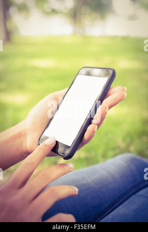 La sezione centrale della donna utilizza lo smartphone Foto Stock