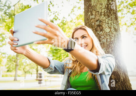 Donna felice tenendo selfie Foto Stock