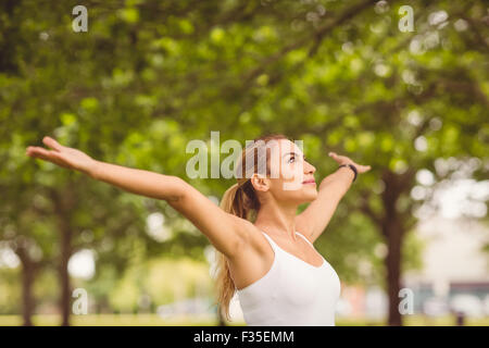 Donna sorridente con le braccia aperte Foto Stock