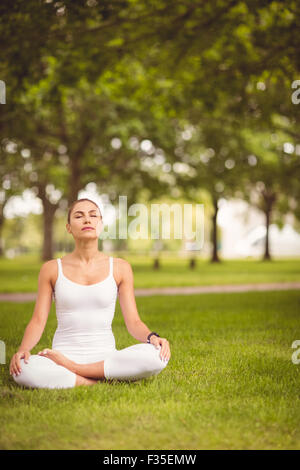 Donna seduta in lotus pongono Foto Stock