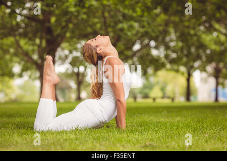 Bella donna gambe sollevate fino ad alta sdraiato sul letto in camera da  letto Foto stock - Alamy