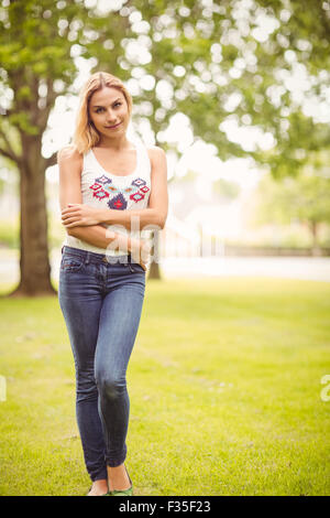 A piena lunghezza ritratto di donna sorridente al park Foto Stock