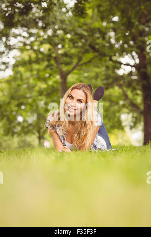Ritratto di donna sorridente giacente sulla parte anteriore Foto Stock