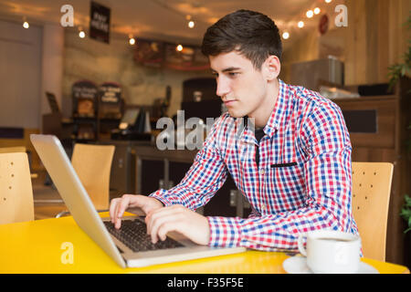 Giovane uomo utilizzando laptop Foto Stock
