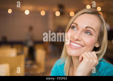 Close-up di felice pensieroso giovane donna Foto Stock