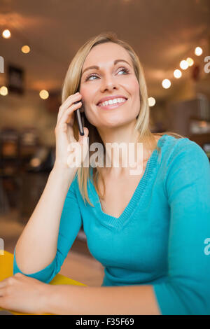 Felice giovane donna parlando al telefono cellulare Foto Stock