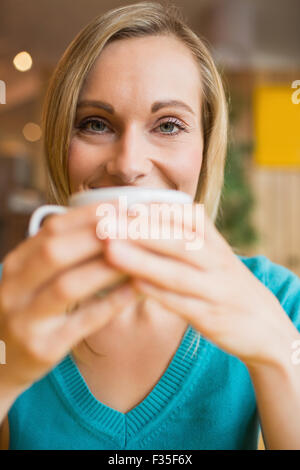 Ritratto di felice giovane donna di bere il caffè Foto Stock
