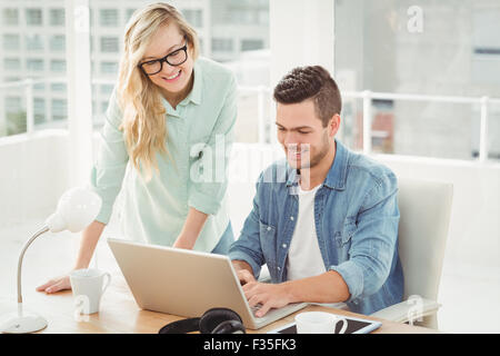 Sorridente giovane uomo e donna che indossa occhiali Foto Stock