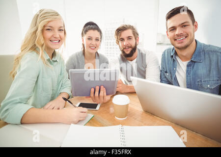 Angolo alto ritratto di sorridere la gente di affari Foto Stock