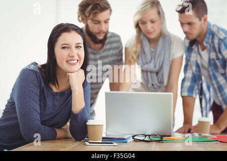 Ritratto di imprenditrice sorridente con la mano sul mento Foto Stock