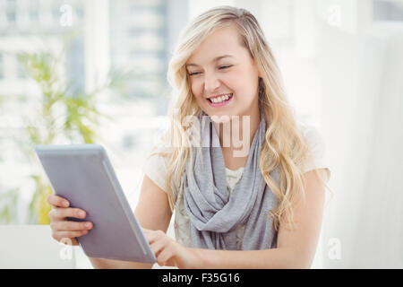 Donna felice azienda tavoletta digitale Foto Stock