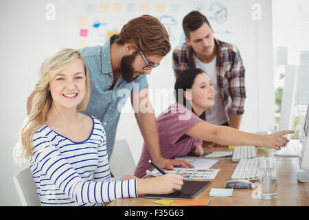 Ritratto di donna sorridente con tavoletta digitale Foto Stock