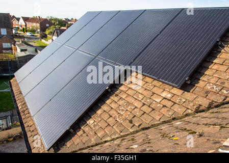 Appena installato pannelli solari sul tetto di casa. Foto Stock