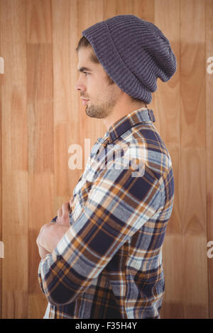 Vista laterale del fiducioso hipster con le braccia incrociate Foto Stock